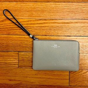 Coach Corner Zip Wallet / Wrislet. Brand new. Silver / Light Sage